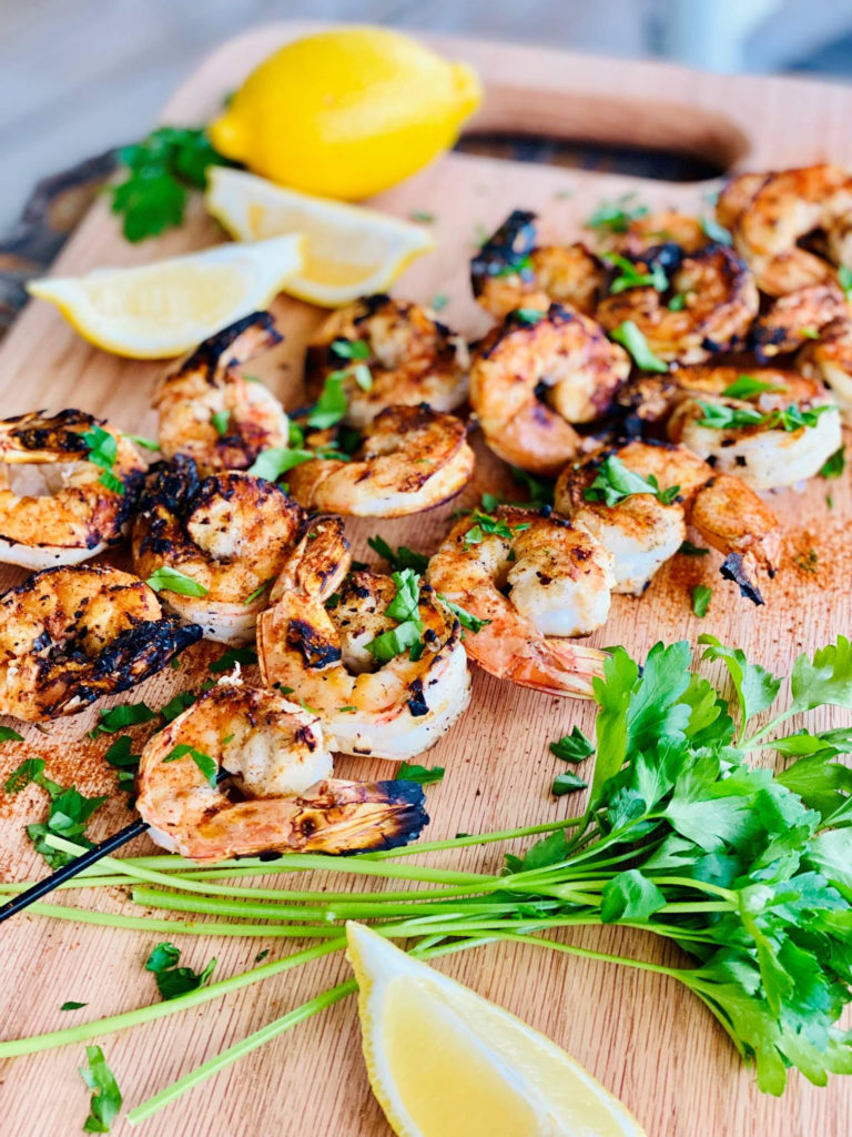 grilled shrimp with parsley and lemons